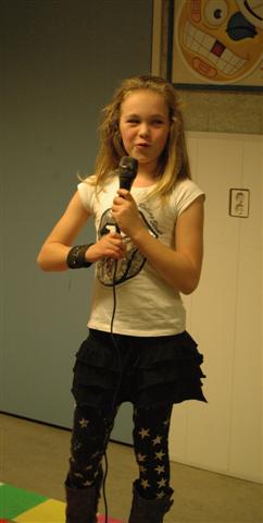 Meisje BSO Hoi Pipeloi voert actie voor project Rosangelankie