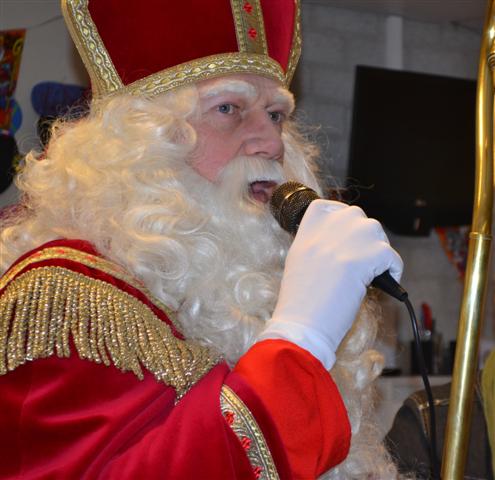 Sinterklaas en Zwarte Piet op bezoek bij Hoi Pipeloi